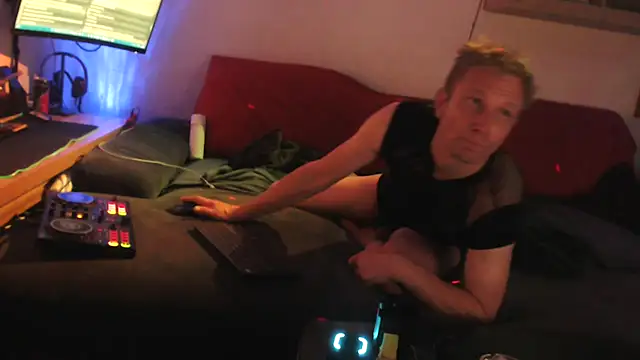 Snapshot of davidgntxxxxx chatting on October 18, 2025, 4:42 pm davidgntxxxxx online show from October 18, 2025, 4:42 pm