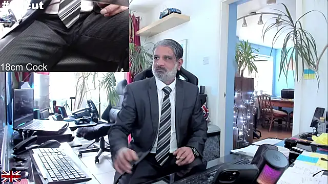 Snapshot of OnlineBossUK chatting on September 29, 2025, 12:11 pm OnlineBossUK online show from September 29, 2025, 12:11 pm