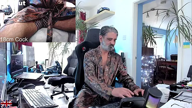 Snapshot of OnlineBossUK chatting on October 5, 2025, 4:31 pm OnlineBossUK online show from October 5, 2025, 4:31 pm