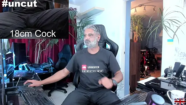 Snapshot of OnlineBossUK chatting on March 22, 2025, 7:31 pm OnlineBossUK online show from March 22, 2025, 7:31 pm