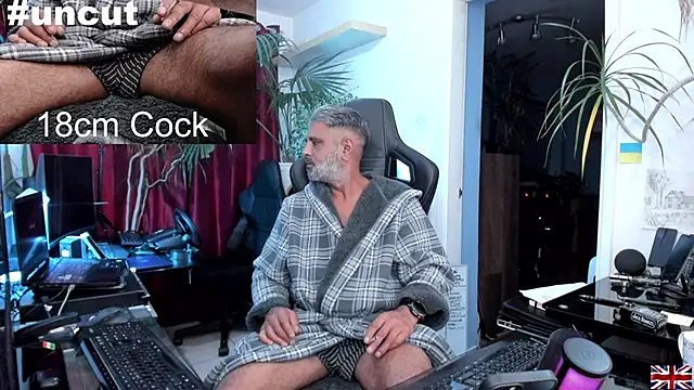 Snapshot of OnlineBossUK chatting on March 19, 2025, 1:32 am OnlineBossUK online show from March 19, 2025, 1:32 am