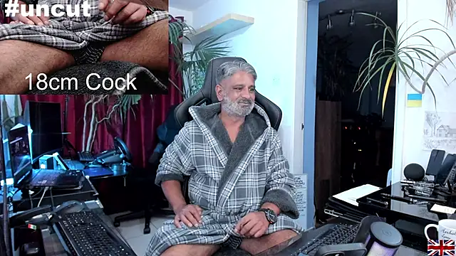 Snapshot of OnlineBossUK chatting on March 18, 2025, 10:26 pm OnlineBossUK online show from March 18, 2025, 10:26 pm