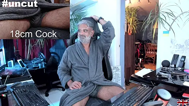 Snapshot of OnlineBossUK chatting on March 17, 2025, 11:57 pm OnlineBossUK online show from March 17, 2025, 11:57 pm