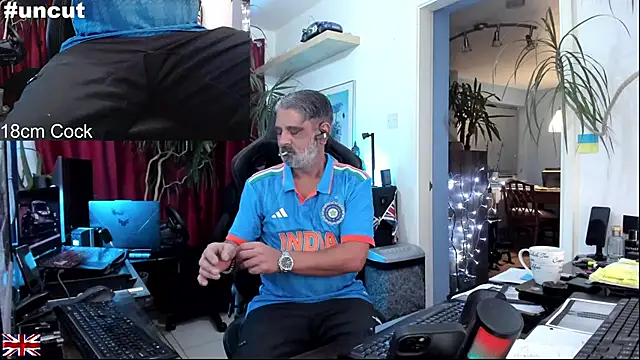 Snapshot of OnlineBossUK chatting on October 22, 2025, 7:02 pm OnlineBossUK online show from October 22, 2025, 7:02 pm