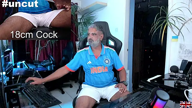 Snapshot of OnlineBossUK chatting on March 19, 2025, 8:54 pm OnlineBossUK online show from March 19, 2025, 8:54 pm