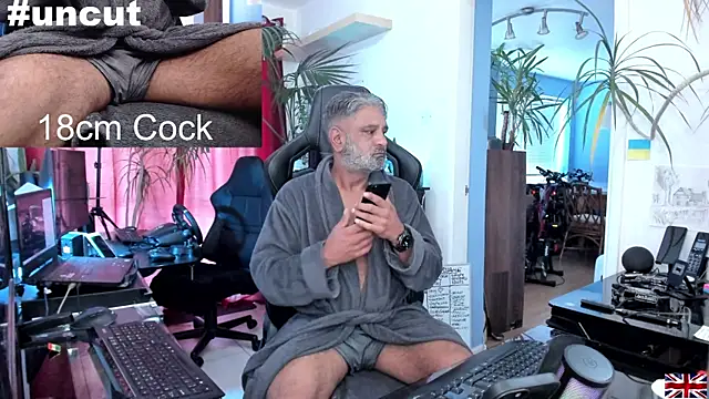 Snapshot of OnlineBossUK chatting on March 18, 2025, 8:50 am OnlineBossUK online show from March 18, 2025, 8:50 am