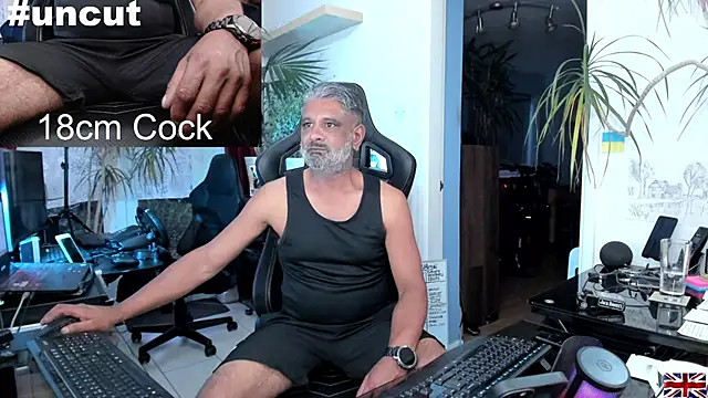 Snapshot of OnlineBossUK chatting on March 16, 2025, 6:23 pm OnlineBossUK online show from March 16, 2025, 6:23 pm