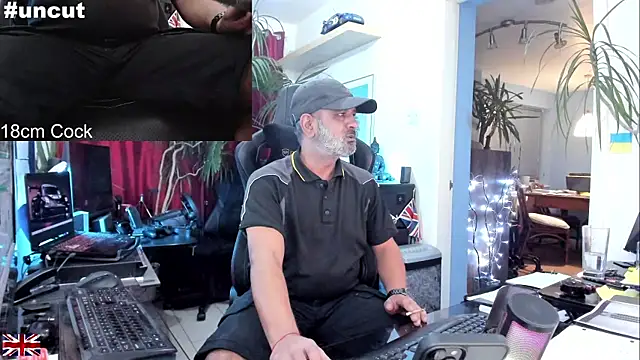 Snapshot of OnlineBossUK chatting on October 2, 2025, 6:11 pm OnlineBossUK online show from October 2, 2025, 6:11 pm