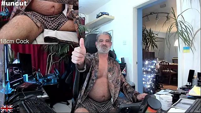 Snapshot of OnlineBossUK chatting on October 15, 2025, 7:11 pm OnlineBossUK online show from October 15, 2025, 7:11 pm