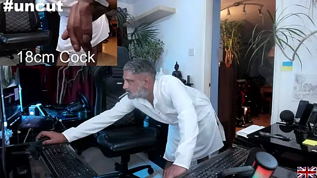 Snapshot of OnlineBossUK chatting on March 20, 2025, 7:04 pm OnlineBossUK online show from March 20, 2025, 7:04 pm