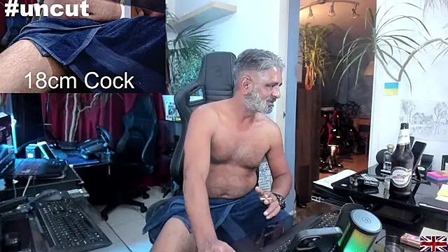 Snapshot of OnlineBossUK chatting on March 23, 2025, 2:04 am OnlineBossUK online show from March 23, 2025, 2:04 am