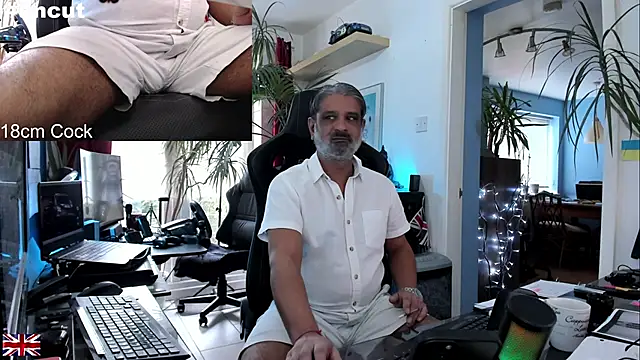 Snapshot of OnlineBossUK chatting on October 4, 2025, 1:34 pm OnlineBossUK online show from October 4, 2025, 1:34 pm