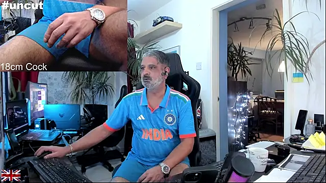 Snapshot of OnlineBossUK chatting on October 17, 2025, 5:15 pm OnlineBossUK online show from October 17, 2025, 5:15 pm