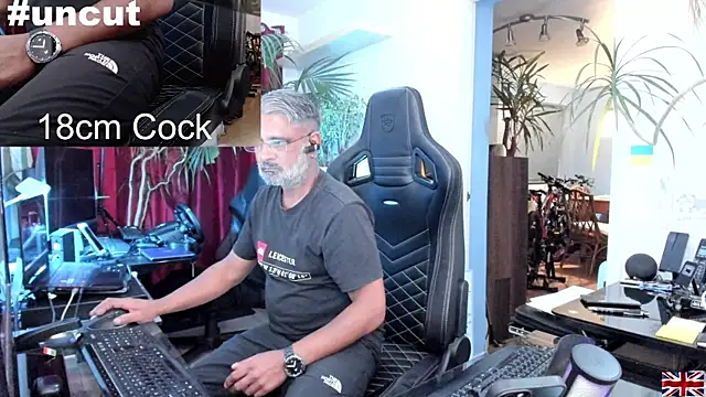 Snapshot of OnlineBossUK chatting on March 18, 2025, 7:22 pm OnlineBossUK online show from March 18, 2025, 7:22 pm