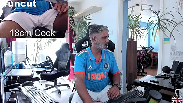 Snapshot of OnlineBossUK chatting on March 19, 2025, 2:13 pm OnlineBossUK online show from March 19, 2025, 2:13 pm