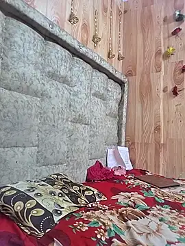 MOM-SUN-COUPLE online show from April 12, 2026, 10:07 am