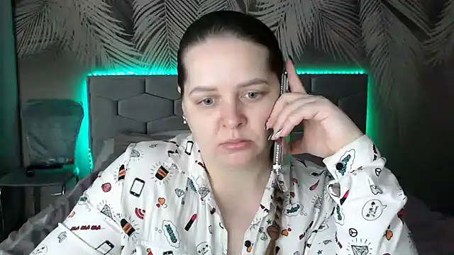 uliastar online show from February 4, 2025, 10:43 am