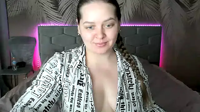 uliastar online show from February 7, 2025, 8:44 am