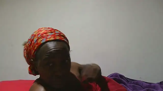 Snapshot of sluttylaura21 chatting on September 15, 2025, 4:24 am sluttylaura21 online show from September 15, 2025, 4:24 am