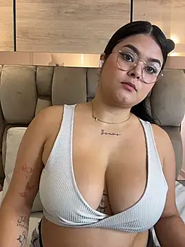 Snapshot of im_mou_ chatting on February 3, 2026, 12:54 pm im mou online show from February 3, 2026, 12:54 pm