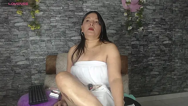 Snapshot of Danna_Paolaa_ chatting on October 14, 2025, 5:30 am Danna Paolaa online show from October 14, 2025, 5:30 am