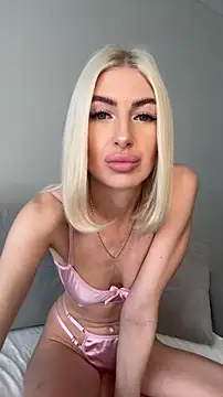 Snapshot of Mia_Roxie chatting on June 2, 2026, 2:44 am Mia Roxie online show from June 2, 2026, 2:44 am