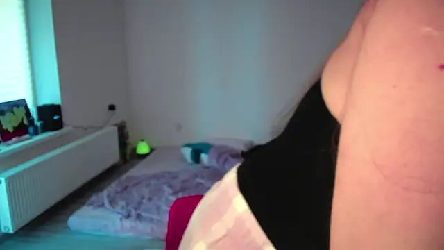 JuicyHelenX online show from April 14, 2026, 4:12 pm