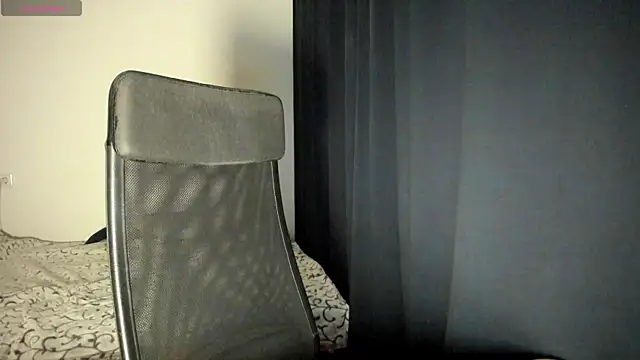 Snapshot of Ella___Bell chatting on November 18, 2025, 12:30 pm Ella Bell online show from November 18, 2025, 12:30 pm