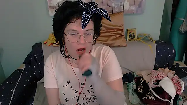 EverlyRays online show from October 19, 2025, 6:54 pm