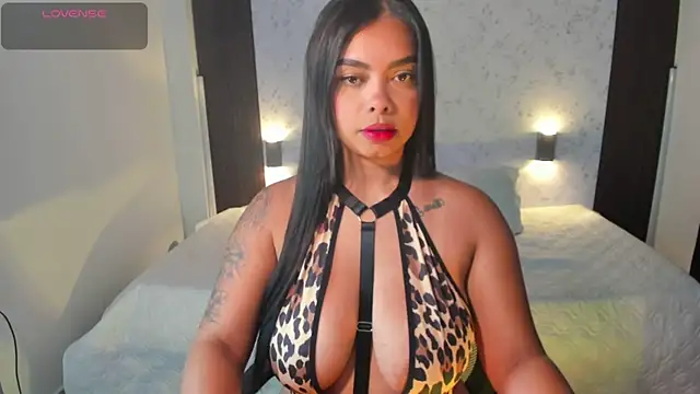 Snapshot of MartinaBianchi chatting on October 22, 2025, 1:27 am MartinaBianchi online show from October 22, 2025, 1:27 am