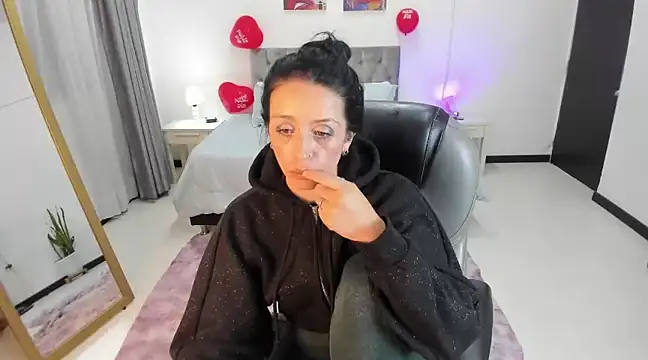 Kristen Garner online show from February 17, 2025, 11:43 pm