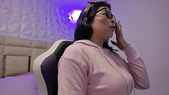 Snapshot of PauletteJ chatting on February 9, 2026, 11:52 am PauletteJ online show from February 9, 2026, 11:52 am