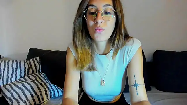 Snapshot of DesireMore90 chatting on October 8, 2025, 5:31 am DesireMore90 online show from October 8, 2025, 5:31 am