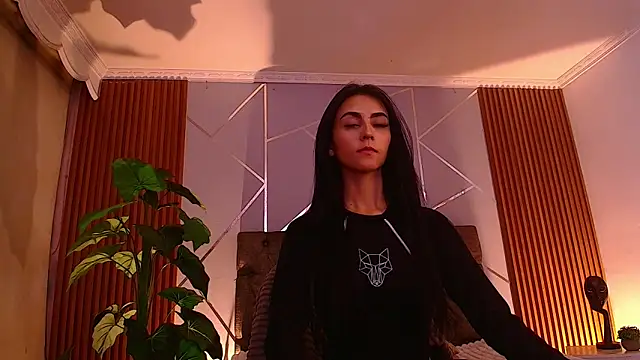 Coralinnee  online show from April 15, 2026, 6:30 am