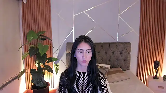 Coralinnee  online show from April 25, 2026, 3:09 am