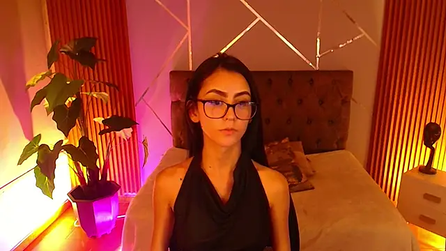 Coralinnee  online show from April 1, 2026, 5:31 am