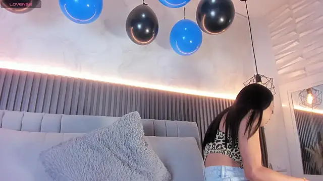 SHANONCLARK online show from November 8, 2025, 6:22 pm