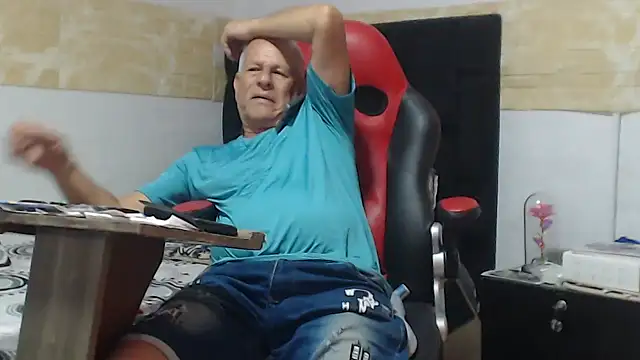 Snapshot of VALENTINO1983_ chatting on October 5, 2025, 11:39 pm VALENTINO1983 online show from October 5, 2025, 11:39 pm