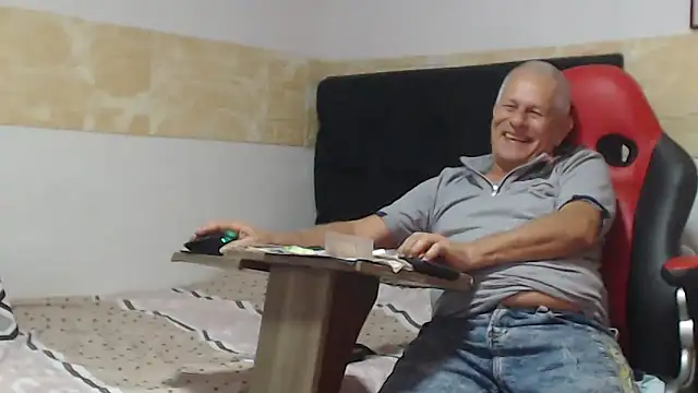 Snapshot of VALENTINO1983_ chatting on October 11, 2025, 2:01 am VALENTINO1983 online show from October 11, 2025, 2:01 am