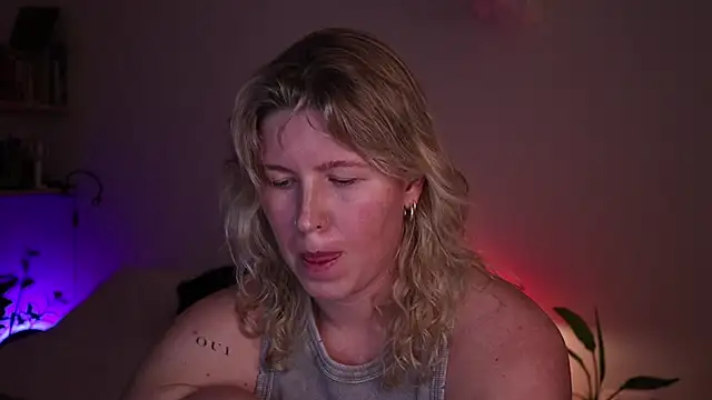 moonamii online show from October 21, 2025, 5:12 pm