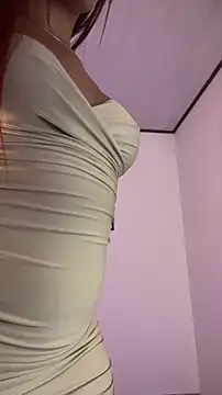 jesica  simpson online show from November 21, 2025, 1:43 pm