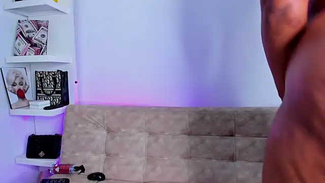 Snapshot of SofiaSweet_ chatting on March 7, 2025, 11:27 pm SofiaSweet  online show from March 7, 2025, 11:27 pm