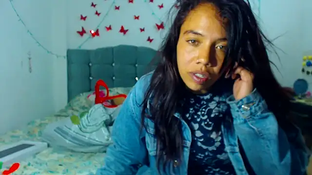 AmaraRoberts420 online show from January 22, 2025, 10:15 pm
