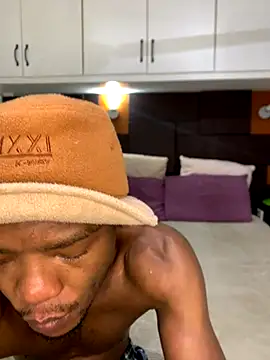 iCrushYenu online show from November 2, 2025, 10:59 pm