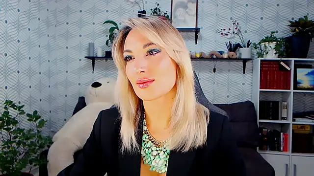 MillaXQueen online show from November 18, 2025, 2:42 pm