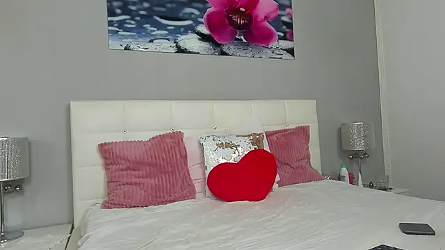 JuliaHunts online show from February 2, 2025, 5:53 am