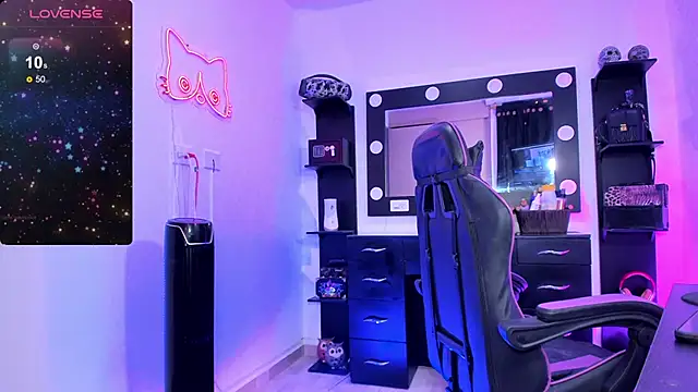 Snapshot of miss_kitty chatting on October 15, 2025, 11:24 pm miss kitty online show from October 15, 2025, 11:24 pm