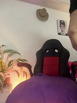 lonely shewolf online show from February 3, 2026, 5:07 pm