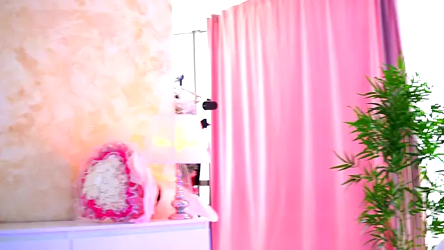 ArtTeasee online show from September 27, 2025, 9:48 am