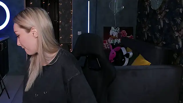 Snapshot of Blckmirrorr chatting on October 22, 2025, 4:23 am Blckmirrorr online show from October 22, 2025, 4:23 am